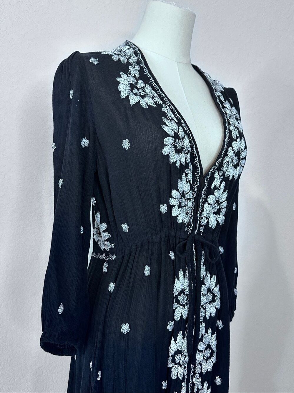 Free People Embroidered Fable Maxi Dress M Black White Floral Boho V Neck - Picture 13 of 16